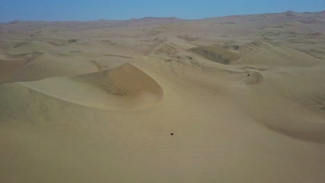 Atacama-Wüste-Mit-Fahrzeug-Buggy-Aus-Einer-Luftdrohne,-Aufgenommen-über-Einer-Weiten-Landschaft