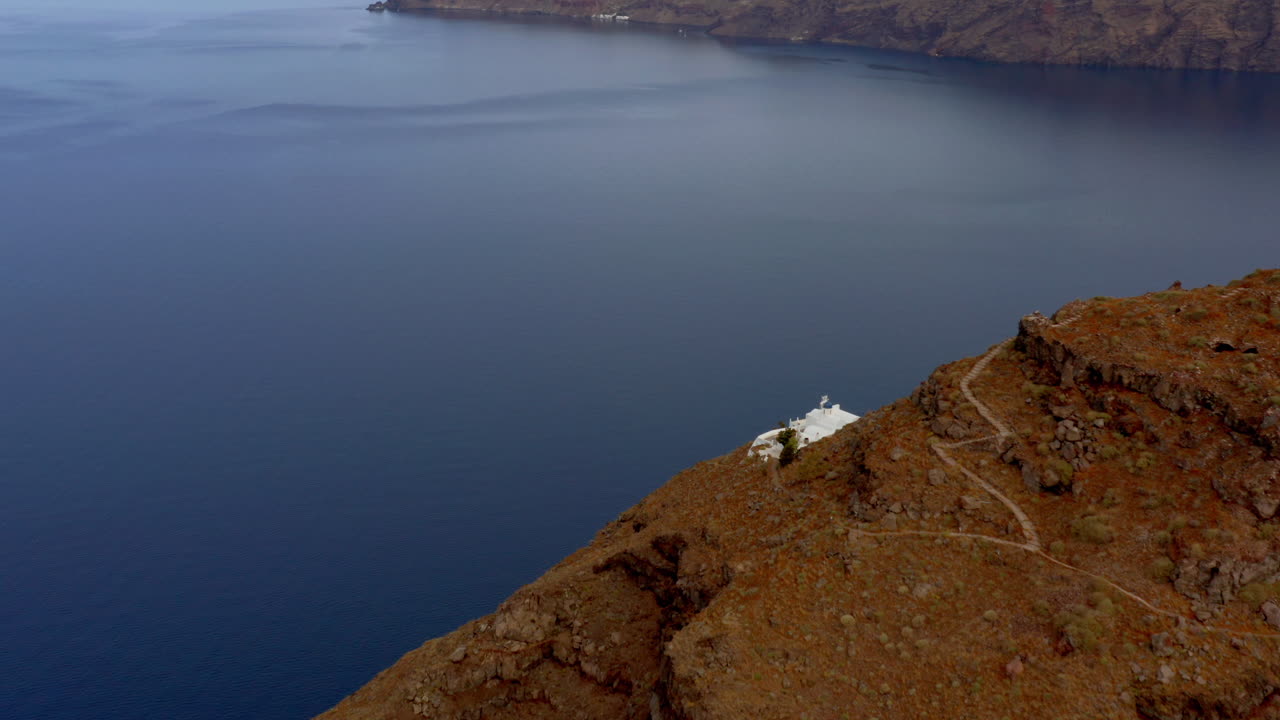 일출 동안 이메로비글리에서 산토리니에 있는 이아의 탁 트인 느린 공중 기울기 샷 공개