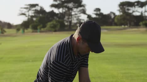 jugador de golf golpeando la pelota con su club