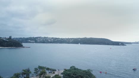 Mit-Blick-Auf-Balmoral-Beach-In-Sydney,-Australien---Wunderschönes-Touristenziel---Luftaufnahme