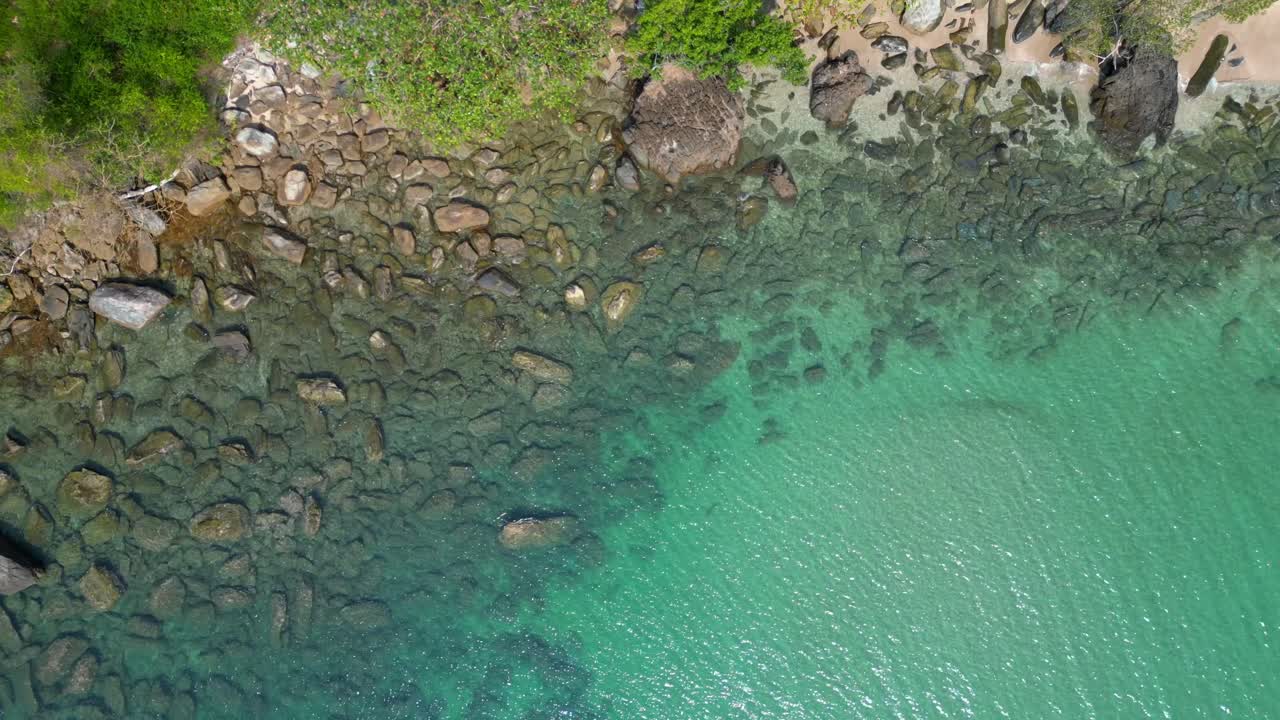 Koh Chang kıyı şeridi boyunca yemyeşil tepeler ve turkuaz sular. Muazzam dikey drone kuşbakışı havadan çekim.