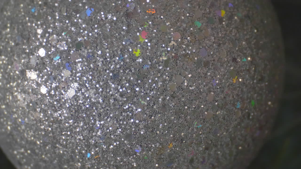 decoración del árbol de navidad, toma de detalle de esfera coloreada