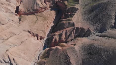 drone volador disparado sobre montes verdes del desierto, aspecto de parque jurásico, cielo azul