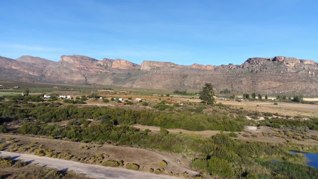 воздушный вид ландшафта и скалистых гор 4k