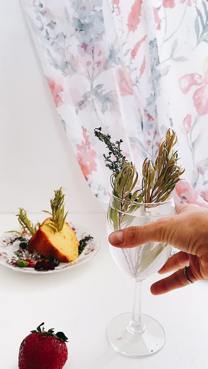 delicioso postre y exhibición de bebidas.