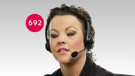 animación de números elevados sobre una mujer de negocios con auriculares