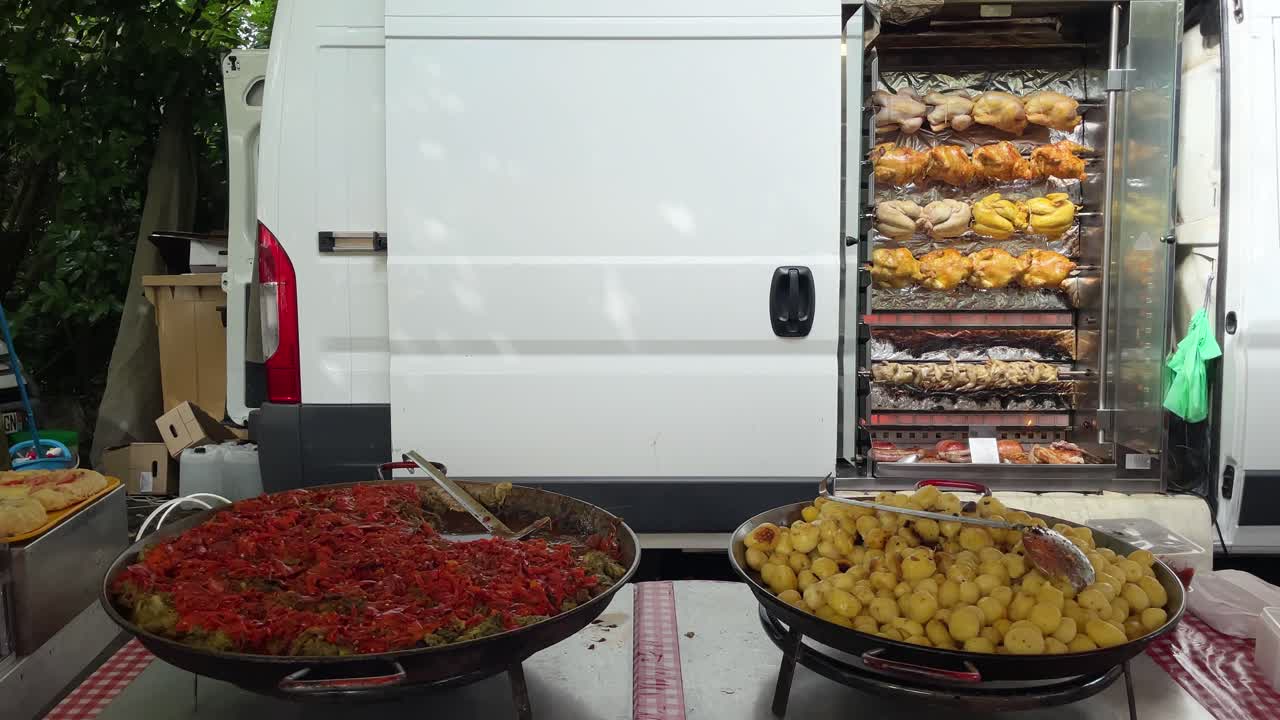 patatas fritas y pollo asado en el mercado callejero de francia