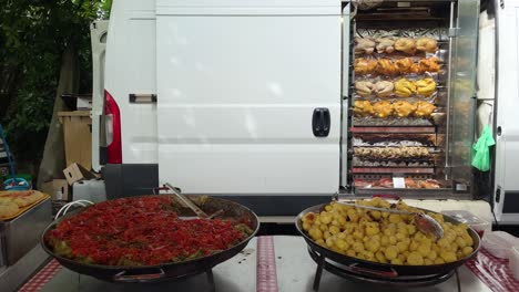 Patatas-Fritas-Y-Pollo-Asado-En-El-Mercado-Callejero-De-Francia