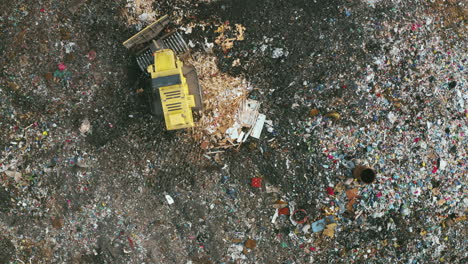 Imágenes-De-Alta-Calidad-De-Un-Vertedero-Con-Geomembrana,-Fotografía-Aérea-De-Camiones-De-Basura-Y-Tractores-Procesando-Desechos,-Naturaleza-Que-Rodea-Las-Chimeneas-De-Una-Planta-De-Energía,-Que-Muestra-Temas-Ambientales