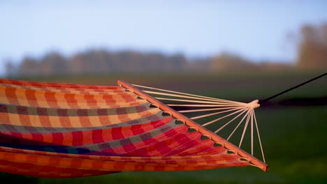 Leere-Schlafende-Netzhängematte-Zwischen-Bäumen,-Die-In-Ruhigem-Wind-Schwingen