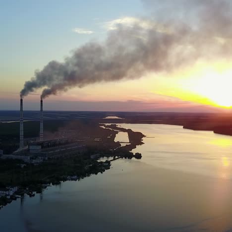humo de la fábrica de tubos cerca del río
