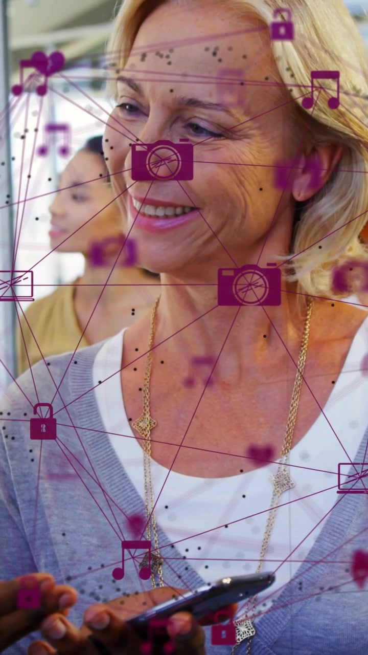 Video verticale: Donna che tocca il telefono e mostra lo schermo a una demo tecnologica mentre icone AR viola fluttuano.