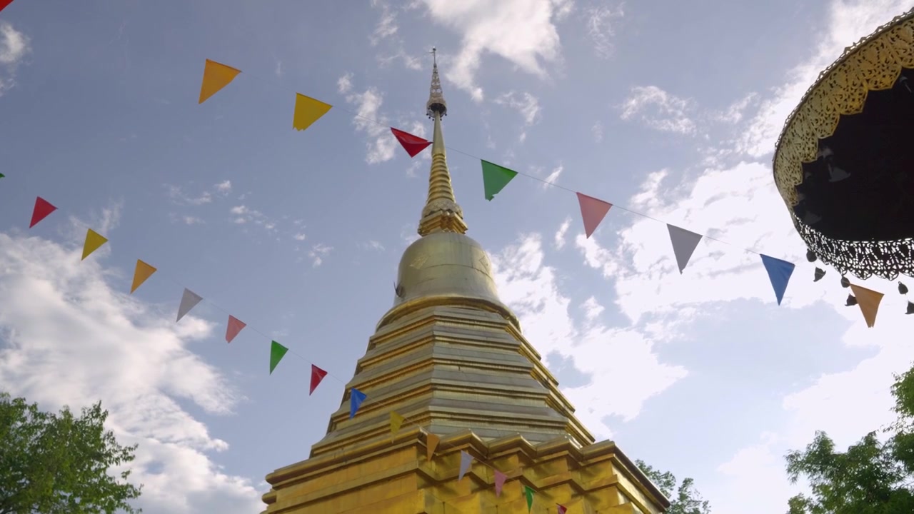 Filmisk dolly-indkørsel mod gyldent tempel i Thailand mod blå himmel