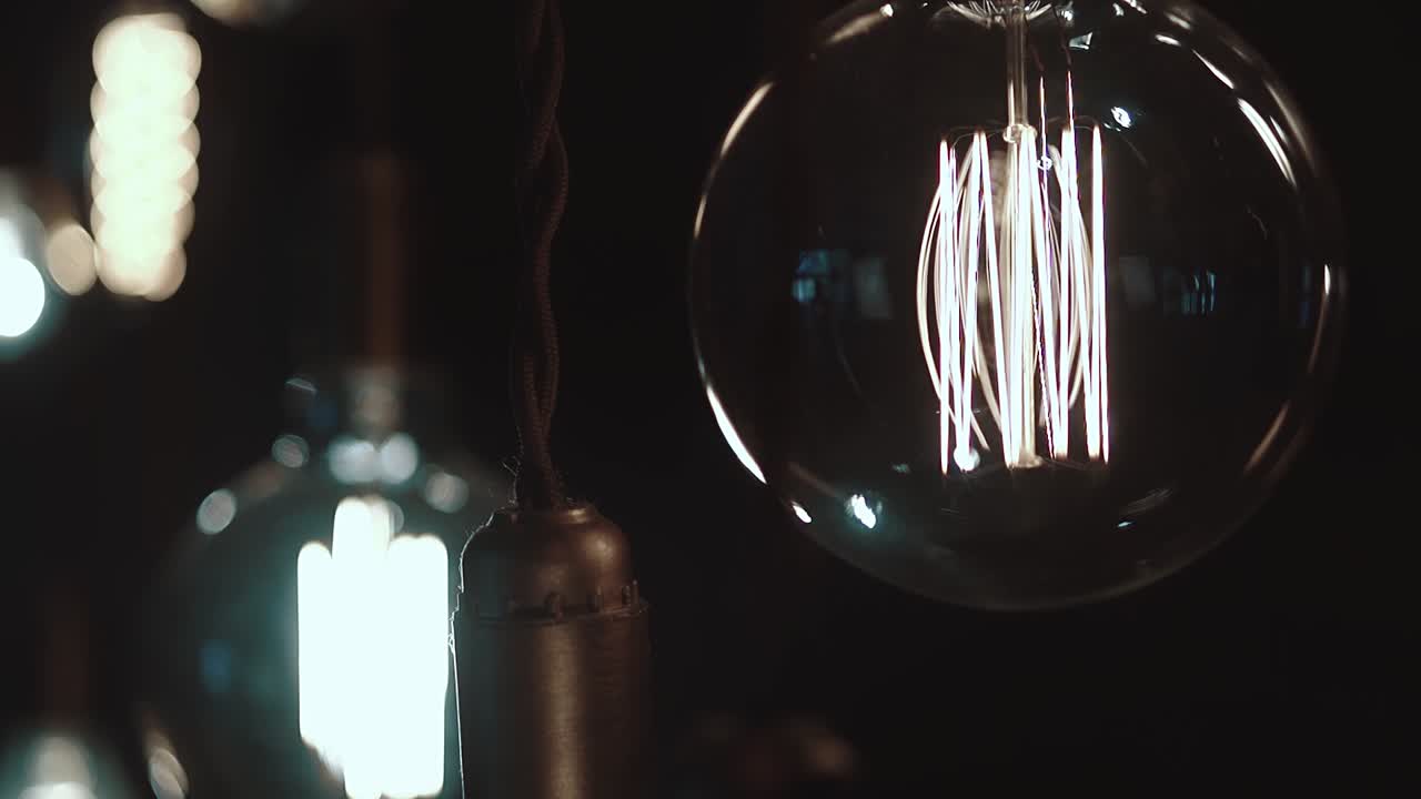 un conjunto de hermosas lámparas encendidas en la oscuridad