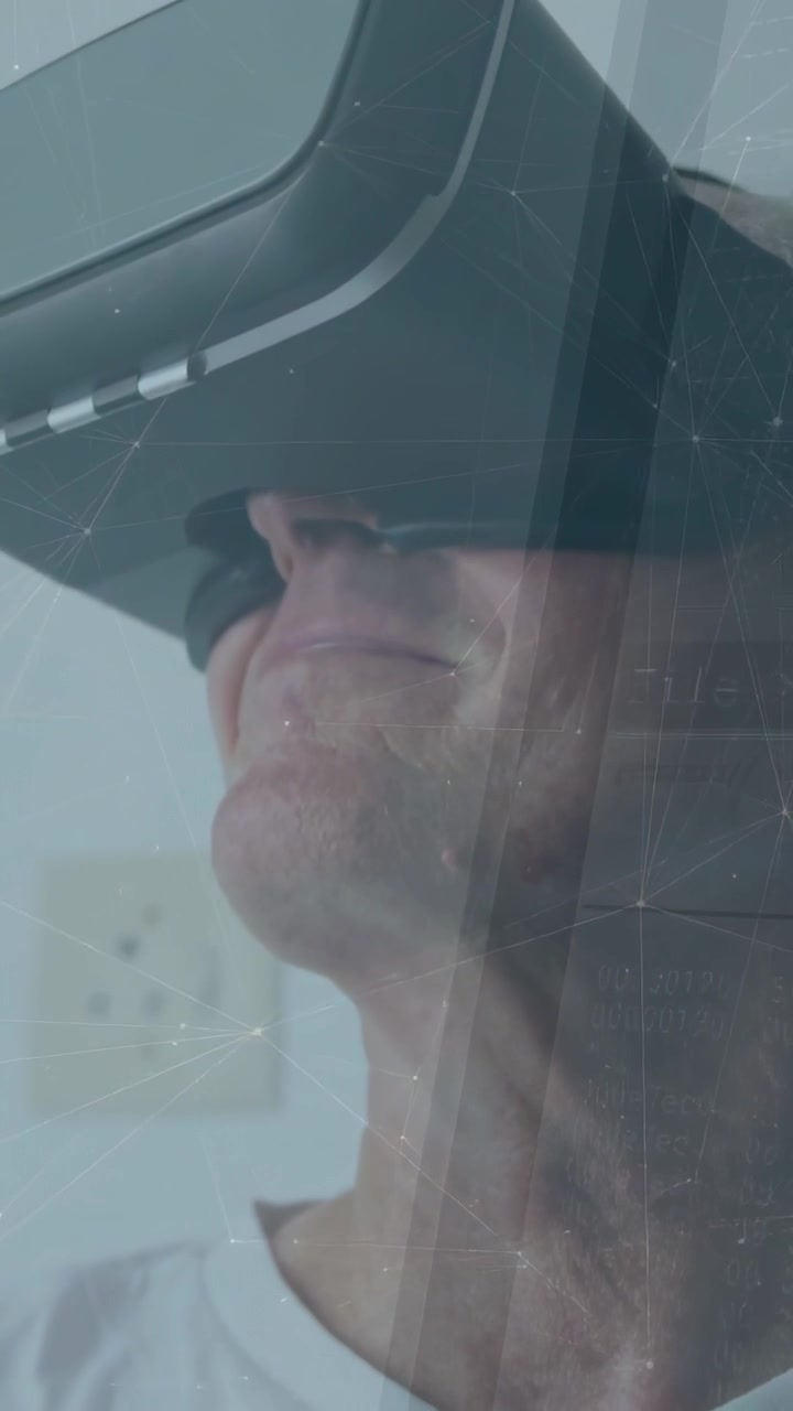 Video verticale: Uomo anziano con visore VR che guarda in alto, sorridendo mentre la demo si carica con una sovrapposizione a rete.
