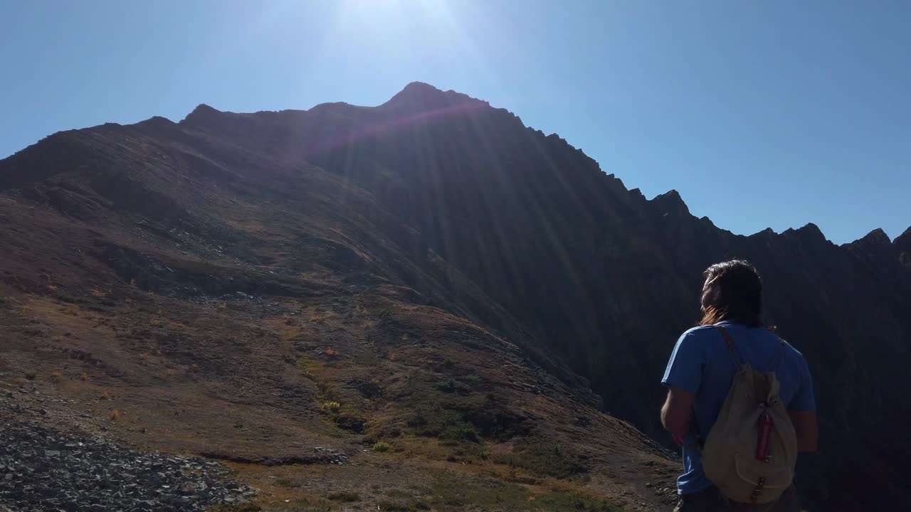 caminante apuntando cuesta arriba hablando en un círculo kananaskis alberta canada