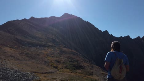 caminante apuntando cuesta arriba hablando en un círculo kananaskis alberta canada