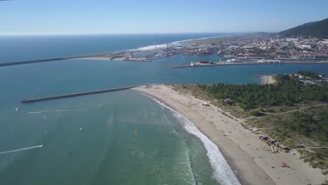 drone muestra una descripción general del puerto de viana do castelo en portugal