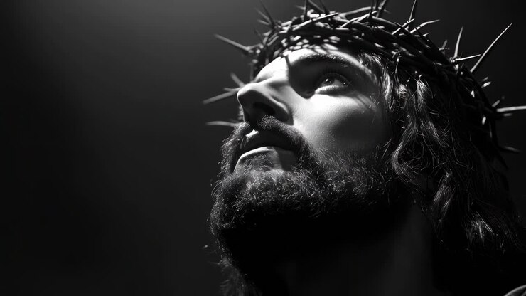 Fotogramma drammatico in bianco e nero di un video raffigurante un uomo con una corona di spine, ripreso da una angolazione bassa