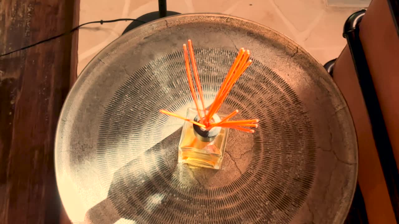 palos de fragancia en una pequeña mesa de la sala de estar, cuidado diario en el hogar