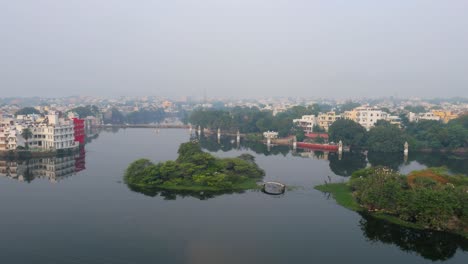 Udaipur,-También-Conocida-Como-La-Ciudad-De-Los-Lagos,-Es-Una-Ciudad-En-El-Estado-De-Rajasthan-En-India.-Es-La-Capital-Histórica-Del-Reino-De-Mewar-En-La-Antigua-Agencia-Rajputana.