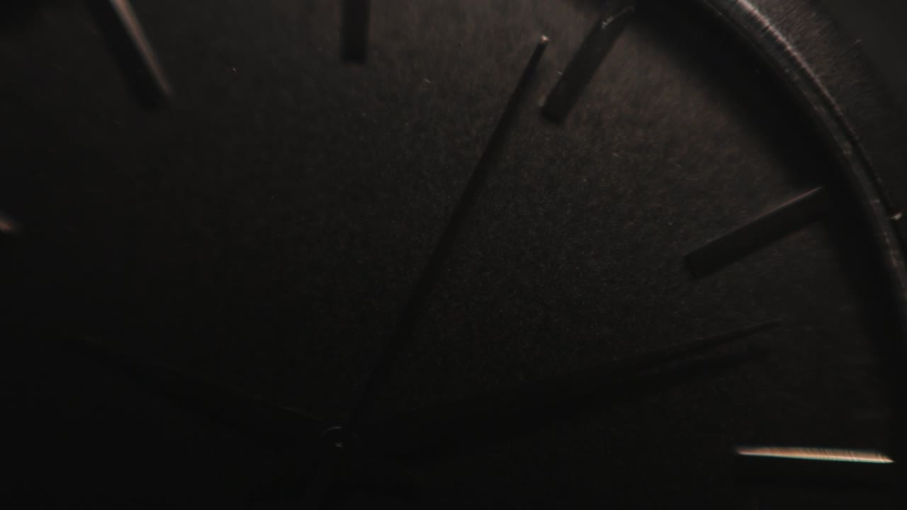 en un primer plano de mal humor, el segundero de un reloj negro hace tictac