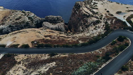 grupo de cuatrimotos, panoramizar hacia arriba revelando espectaculares acantilados costeros
