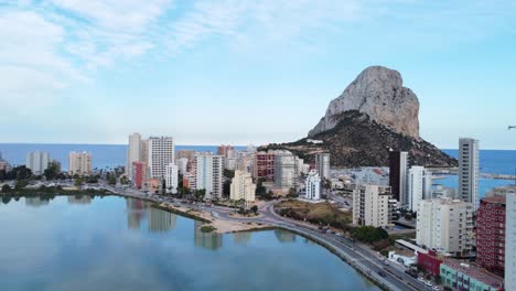 subida de drones cerca del lago les salines en calp, alicante, españa