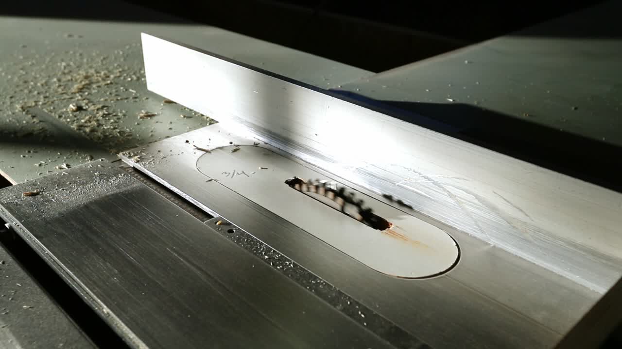 회전하는 스택 세트 다도 블레이드가 느려지고 슬로우 모션으로 회전을 멈춥니다.