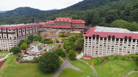 Video-De-Drones-De-4k-De-La-Hermosa-Posada-De-Grove-Park-En-Asheville,-Nc-En-Un-Día-Soleado-De-Verano