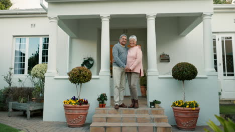 casa nueva, pareja de ancianos al aire libre