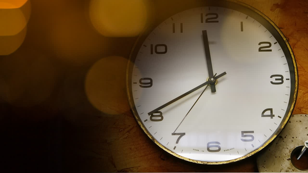 Animation d'une horloge en mouvement sur un fond marron