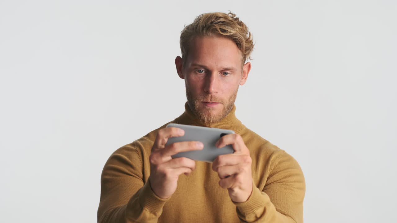 hombre feliz celebrando su victoria en el videojuego