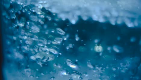 burbujas de agua en el vidrio, cierre de hielo líquido en movimiento de vidrio y toma macro