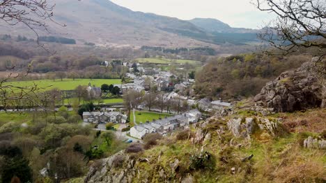 El-Pueblo-De-Beddgelert---Vista-Aérea-Con-Montañas-Al-Fondo,-Snowdonia,-Norte-De-Gales,-Reino-Unido