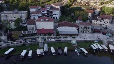 Drohnenaufnahme-Von-Rijeka-Crnojevic,-Montenegro-Bei-Sonnenuntergang,-Luftaufnahme