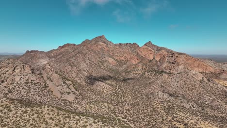 Paseo-En-Drone-Hacia-Una-Montaña-En-El-Desierto