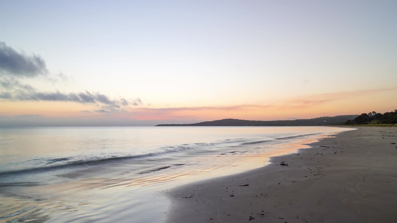 puesta de sol en la bahía de coles en el parque nacional de freycinet en tasmania, australia, deslizador de lapso de tiempo