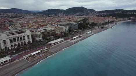 Resorts-De-Hotel-De-Playa-Junto-Al-Mar-En-La-Costa-Francesa-En-Niza,-Francia---Antena