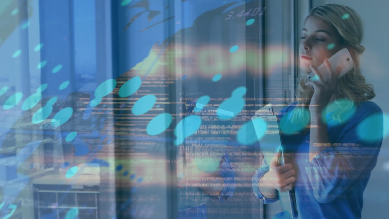 animación del procesamiento de datos sobre una mujer de negocios caucásica hablando por teléfono inteligente
