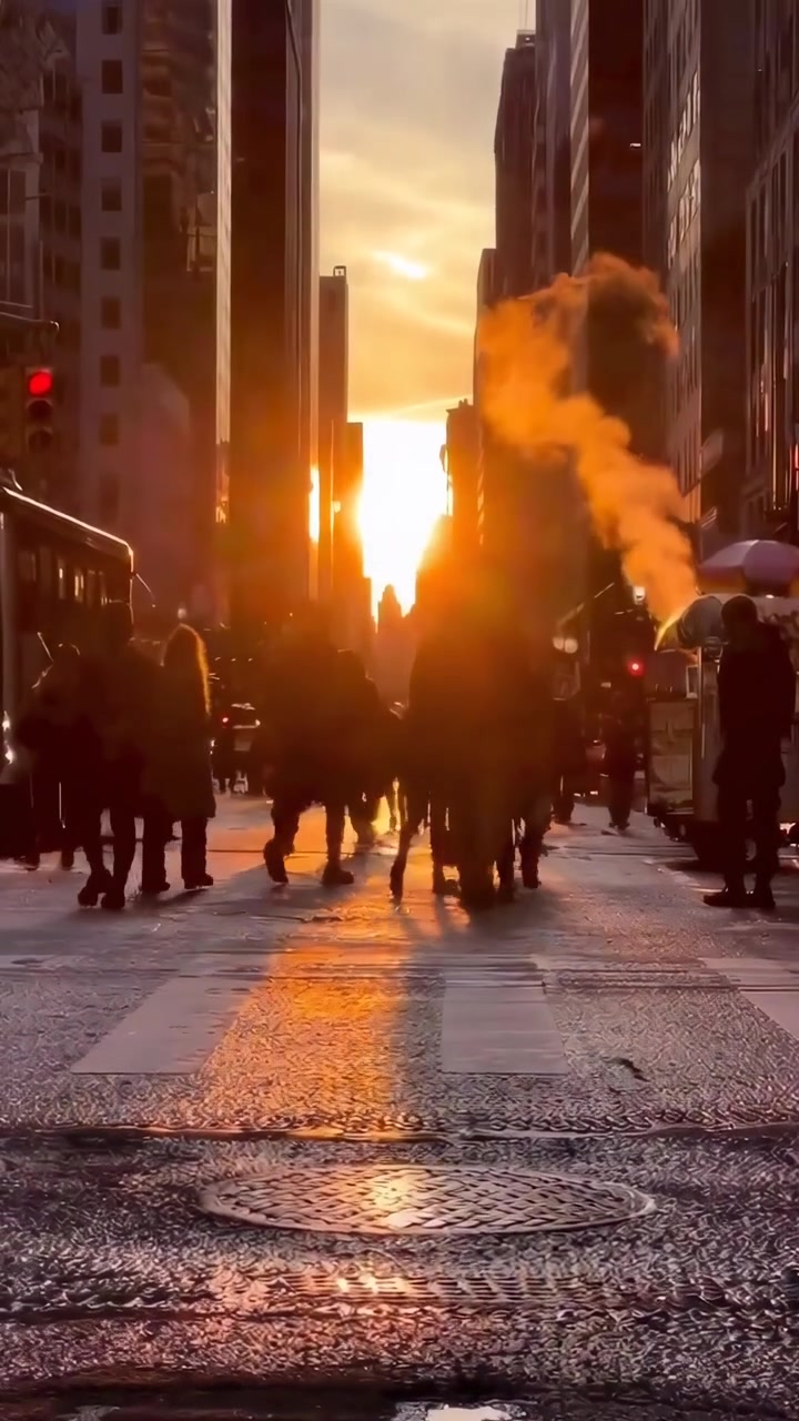 Sagome di pedoni che camminano su una strada cittadina al tramonto