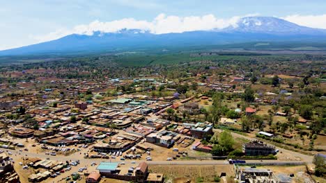 Pueblo-Rural-De-Kenia-Con-El-Kilimanjaro-Al-Fondo