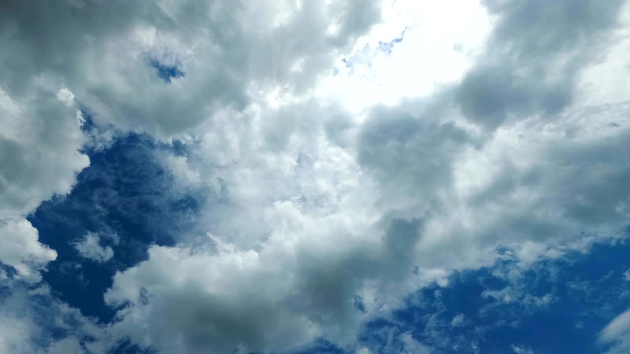 파란 하늘에서 구름이 움직이고 있습니다. 시간 경과