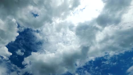 las nubes se mueven en el cielo azul.