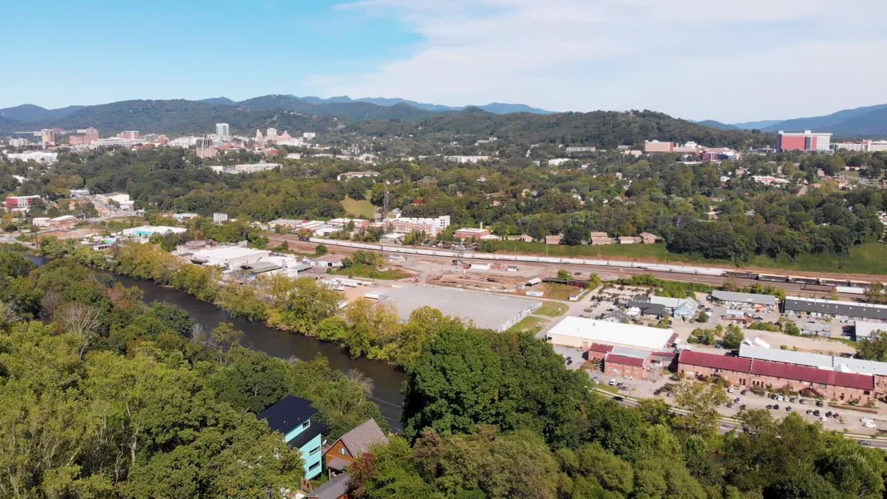 video aéreo de drones de 4k de west asheville, carolina del norte, a lo largo del río french broad