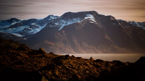 Montañas-Y-Fiordos-En-El-Paisaje-De-Noruega