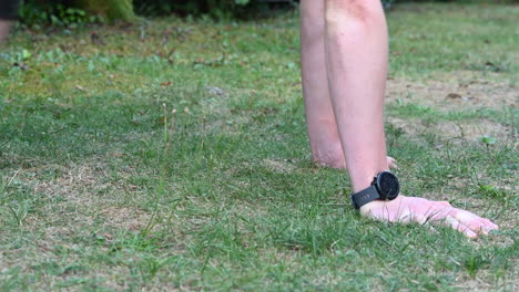 Un-Joven-Atleta-De-Calistenia-Está-Haciendo-Flexiones-En-El-Suelo-Para-Hacer-Crecer-Su-Pecho