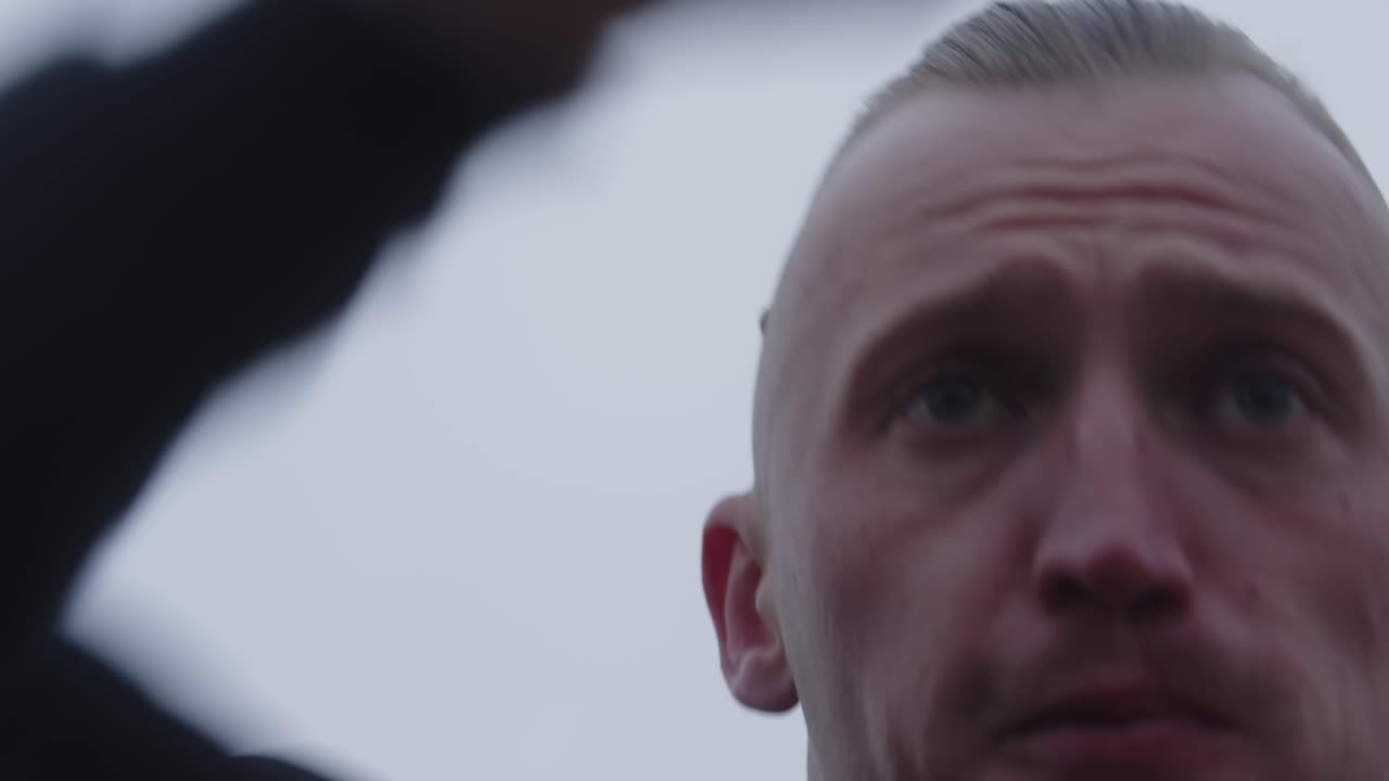 회색 하늘 에 비해 그림자 복싱 하는 권투 선수 의  ⁇ 은 각도  ⁇