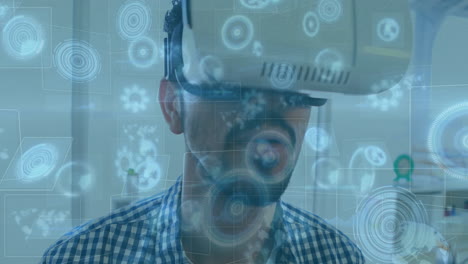 animación de visores escaneando en pantallas sobre el hombre que usa auriculares vr