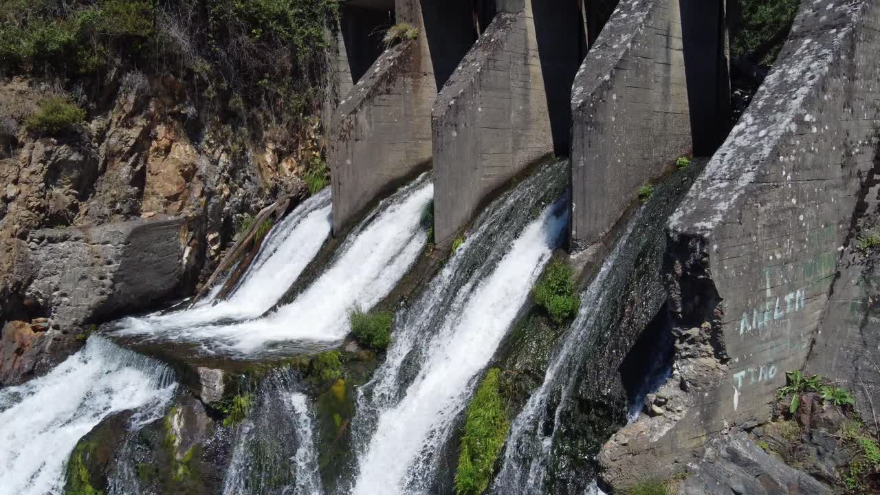 강에 오래된 발전소 댐을 보여주는 공중